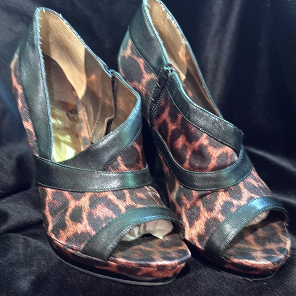 Stylish Leopard Print Peep Toe Wedges
